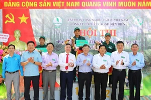 Các đồng chí lãnh đạo Tập đoàn và lãnh đạo Công ty cổ phần cao-su Điện Biên trao giải nhất, nhì, ba cho các thí sinh đạt thành tích xuất sắc.