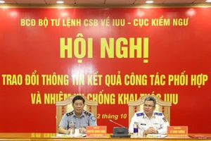 Thiếu tướng Lê Đình Cường, Phó Tư lệnh, Tham mưu trưởng Cảnh sát biển Việt Nam và đồng chí Nguyễn Quang Hùng, Cục trưởng Cục Kiểm ngư đồng chủ trì Hội nghị. 