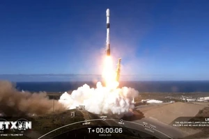 Tên lửa đẩy Falcon 9 của Công ty vũ trụ SpaceX mang theo vệ tinh trinh sát quân sự đầu tiên của Hàn Quốc rời bệ phóng tại Căn cứ Lực lượng vũ trụ Vanderberg ở bang California (Mỹ) ngày 1/12/2023. (Ảnh: AFP/TTXVN)