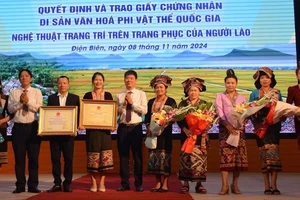 Đồng chí Nguyễn Thái Bình, Chủ tịch Ủy ban nhân dân huyện Điện Biên và đại diện lãnh đạo Sở Văn hóa, Thể thao và Du lịch Điện Biên trao Bằng công nhận Di sản văn hóa phi vật thể quốc gia Nghệ thuật trang trí trên trang phục của người Lào, cho cộng đồng dân tộc Lào ở hai huyện: Điện Biên và Điện Biên Đông.