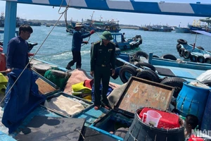 Bộ đội biên phòng kiểm tra IUU trên tàu cá.