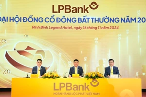 Đoàn Chủ tọa điều hành Đại hội đồng cổ đông bất thường LPBank 2024.