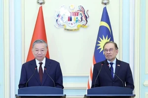 Tổng Bí thư Tô Lâm với Thủ tướng Malaysia Anwar Ibrahim tại buổi họp báo. (Ảnh: Thống Nhất/TTXVN)