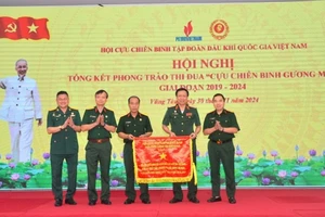 Hội Cựu chiến binh Tập đoàn nhận Cờ thi đua xuất sắc của Hội Cựu chiến binh Việt Nam.