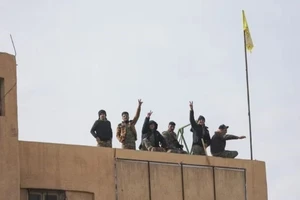 Các thành viên lực lượng đối lập Syria SDF sau khi chiếm quyền kiểm soát thành phố Deir el-Zor, miền Đông Syria ngày 7/12. (Ảnh: Reuters/TTXVN)