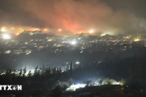 Khói bốc lên sau cuộc không kích xuống thủ đô Damascus, Syria ngày 9/12. (Ảnh: THX/TTXVN)