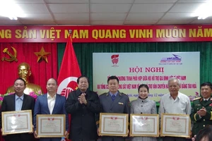 Trung tướng Nguyễn Hữu Huân, Phó Chủ tịch Hội Hỗ trợ gia đình liệt sĩ Việt Nam trao tặng Bằng khen cho các cá nhân tiêu biểu. 