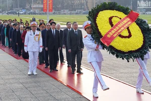 Các đồng chí lãnh đạo, nguyên lãnh đạo Đảng, Nhà nước đặt vòng hoa và vào Lăng viếng Chủ tịch Hồ Chí Minh.