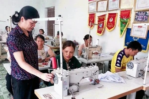 Lớp đào tạo nghề may cho người lao động tại huyện Sơn Dương.