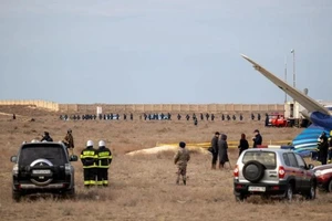 Hiện trường vụ rơi máy bay của hãng hàng không Azerbaijan Airlines gần sân bay Aktau, Kazakhstan, ngày 25/12/2024. (Ảnh: THX/TTXVN)