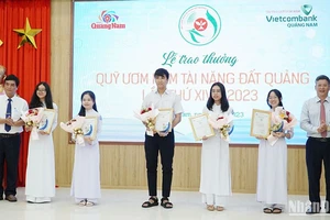 Quỹ ươm mầm tài năng đất Quảng trao thưởng cho các học sinh, sinh viên, thanh niên xuất sắc tiêu biểu.