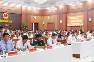 Các đại biểu tập trung nghiên cứu nội dung các báo cáo chuyên đề tại Phiên khai mạc kỳ họp thứ 16, Hội đồng nhân dân tỉnh Quảng Nam.
