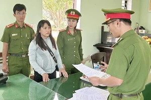 Công an tỉnh Quảng Nam tống đạt quyết định khởi tố, bắt tạm giam đối với Trần Thị Tiên.