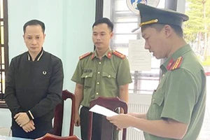 Công an tỉnh Quảng Nam thực hiện lệnh bắt tạm giam đối với Nguyễn Quang Tứ.