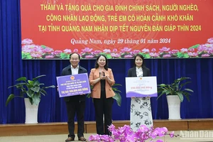 Phó Chủ tịch nước Võ Thị Ánh Xuân trao 500 triệu đồng hỗ trợ xây dựng nhà tình nghĩa và 200 triệu đồng hỗ trợ trẻ em có hoàn cảnh khó khăn tại Quảng Nam.