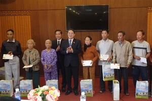 Phó Chủ tịch Quốc hội Nguyễn Đức Hải trao quà Tết tặng các hộ hoàn cảnh khó khăn ở xã Tam Xuân 1, huyện Núi Thành (Quảng Nam).