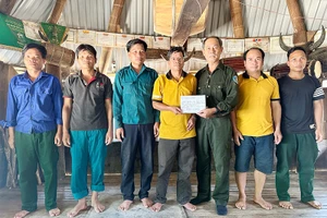Khen thưởng nhóm tuần tra cộng đồng tại huyện Đông Giang và Tây Giang đã giải cứu động vật quý hiếm.