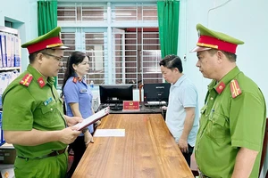 Cơ quan chức năng tống đạt quyết định khởi tố bị can, lệnh bắt tạm giam đối với ông Lê Quang Hào.