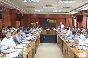 Quyền Chủ tịch Ủy ban nhân dân tỉnh Quảng Nam Hồ Quang Bửu báo cáo tình hình thực hiện công tác chống khai thác hải sản bất hợp pháp, không báo cáo và không theo quy định (IUU) với đoàn công tác.