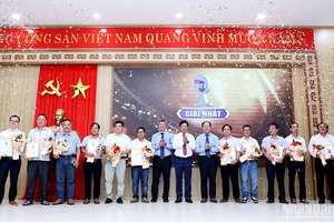 Các đồng chí lãnh đạo tỉnh Quảng Nma trao Giải thưởng Báo chí Huỳnh Thúc Kháng cho các tác giả, nhóm tác giả có tác phẩm đoạt giải Nhất