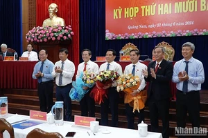 Lãnh đạo tỉnh Quảng Nam tặng hoa chúc mừng tân Chủ tịch Ủy ban nhân dân tỉnh Lê Văn Dũng (đứng giữa) và 2 Phó Chủ tịch Ủy ban nhân dân tỉnh: Trần Nam Hưng (thứ ba từ trái sang) và Phan Thái Bình (thứ ba từ phải sang).