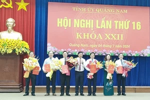 Bí thư Tỉnh ủy Lương Nguyễn Minh Triết trao quyết định và tặng hoa chúc mừng các đồng chí nhận nhiệm vụ mới.