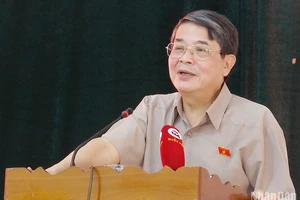 Phó Chủ tịch Quốc hội Nguyễn Đức Hải phát biểu tại buổi tiếp xúc cử tri tại huyện Tây Giang.