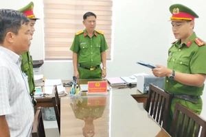 Công an thi hành quyết định khởi tố và bắt tạm giam đối với ông Trần Văn Vũ.