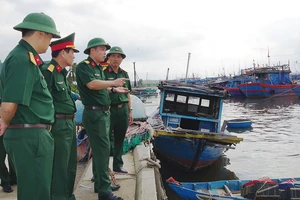 Lãnh đạo Bộ Chỉ huy Quân sự tỉnh Quảng Nam kiểm tra công tác neo đậu tàu thuyền, nhằm giảm thiệt hại do bão số 6 gây ra.