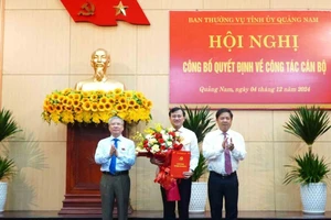 Bí thư Tỉnh ủy Lương Nguyễn Minh Triết và Phó Bí thư Thường trực Tỉnh ủy, Chủ tịch Hội đồng nhân dân tỉnh Nguyễn Đức Dũng trao quyết định và tặng hoa chúc mừng Trưởng Ban Tổ chức Tỉnh ủy Phan Văn Bình.