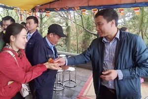 Chủ tịch UBND tỉnh Hải Dương Triệu Thế Hùng phát ngũ cốc cho nhân dân và du khách dự lễ tế.