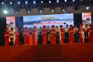 Các đại biểu cắt băng khai mạc Hội chợ Công thương vùng đồng bằng sông Hồng-Hà Nam 2023.
