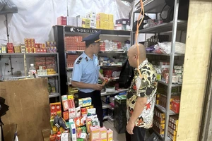 Đội Quản lý thị trường số 4 kiểm tra phát hiện hộ kinh doanh nhập lậu thuốc tân dược tại chợ Trung tâm Móng Cái, Quảng Ninh.