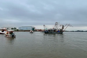 Các lực lượng chức năng của thị xã Quảng Yên đang nỗ lực tìm kiếm các nạn nhân mất tích trong vụ lật thuyền nan.