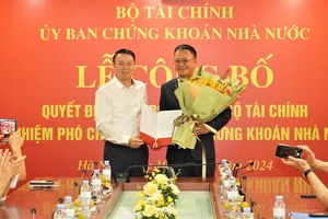 Thứ trưởng Tài chính Nguyễn Đức Chi trao Quyết định bổ nhiệm đồng chí Bùi Hoàng Hải giữ chức vụ Phó Chủ tịch Ủy ban Chứng khoán Nhà nước. (Ảnh: UBCKNN)
