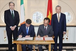 Tổng Bí thư, Chủ tịch nước Tô Lâm và Thủ tướng Ireland Simon Harris chứng kiến Lễ ký Thỏa thuận hợp tác chiến lược về giáo dục đại học giữa Bộ Giáo dục và Đào tạo Việt Nam với Bộ Giáo dục Đại học, Nghiên cứu, Đổi mới và Khoa học Ireland. (Ảnh: Trí Dũng/TTXVN)