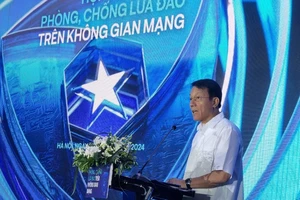 Thượng tướng Lương Tam Quang, Ủy viên Trung ương Đảng, Thứ trưởng Bộ Công an, Chủ tịch Hiệp hội An ninh mạng Quốc gia, phát biểu khai mạc và chỉ đạo Hội thảo.