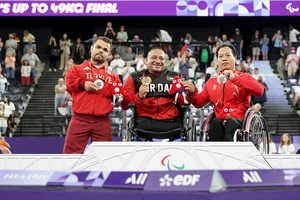 Lê Văn Công (bìa phải) giành HCĐ Paralympic 2024. (Ảnh: AFP)