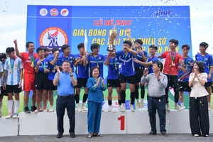 Đội U15 huyện Nậm Pồ giành Cúp vô địch.