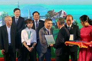 Chủ tịch UBND tỉnh Lâm Đồng Trần Văn Hiệp trao biên bản thỏa thuận hợp tác đầu tư trên địa bàn cho các doanh nghiệp.