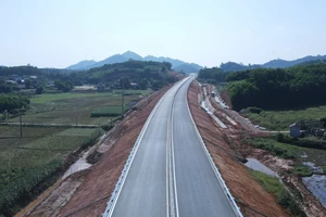 [Ảnh] Giảm thời gian di chuyển từ Hà Nội tới Tuyên Quang xuống dưới 2 giờ khi thông xe cao tốc