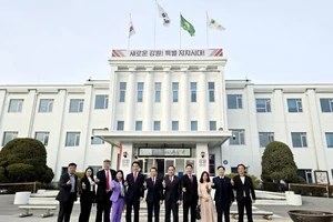 Phó Thống đốc Gangwon Kim Myung Sun chụp ảnh lưu niệm cùng đoàn công tác.