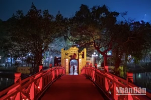 Ánh đỏ của cầu Thê Húc dẫn vào đền Ngọc Sơn quen thuộc trong nhiều năm.