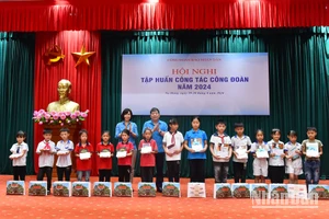 Lãnh đạo Công đoàn Việt Nam và lãnh đạo Công đoàn Báo Nhân Dân tặng quà cho các cháu học sinh có hoàn cảnh khó khăn vươn lên trong học tập của huyện Na Hang, tỉnh Tuyên Quang. 