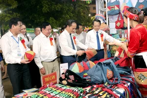 Các đại biểu tham quan gian hàng trưng bày các sản phẩm thổ cẩm.