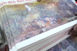 [Video] Bạn đọc cắt, dán ảnh panorama chiến thắng Điện Biên Phủ từ số báo Nhân Dân ngày 7/5/2024