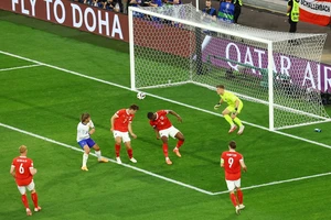Đội tuyển Pháp ra quân và có được chiến thắng 1-0 trước Áo với bàn thắng phản lưới nhà. (Ảnh: Guardian)
