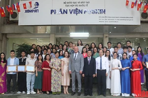 Thứ trưởng Giáo dục và Đào tạo Việt Nam Nguyễn Văn Phúc cùng Phó Thủ tướng Nga Dmitry Chernyshenko và các đại biểu chụp ảnh lưu niệm tại Phân viện Puskin.