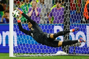 Thủ thành Costa là người hùng của Bồ Đào Nha khi đẩy thành công 3 quả luân lưu giúp Bồ Đào Nha giành chiến thắng trước Slovenia. (Ảnh: Reuters)