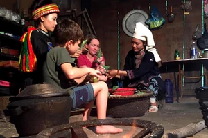 Du khách trải nghiệm chế biến món ăn dân tộc Dao tại xã Nam Mẫu, huyện Ba Bể. Ảnh: THU CÚC.